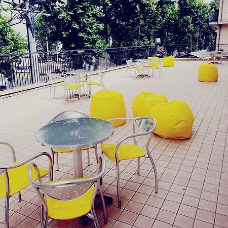 Hotel Ideale Young People Under 40 Rimini Bagian luar foto