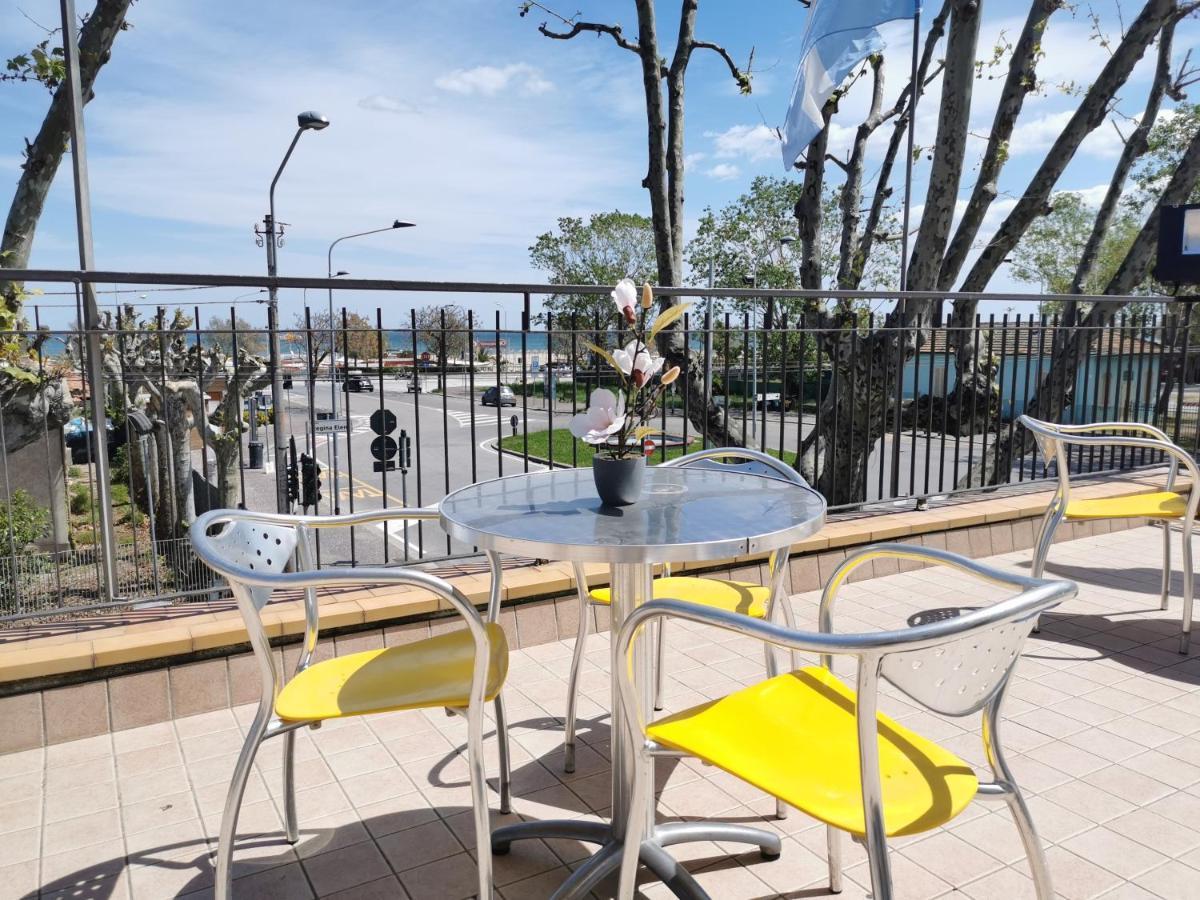 Hotel Ideale Young People Under 40 Rimini Bagian luar foto