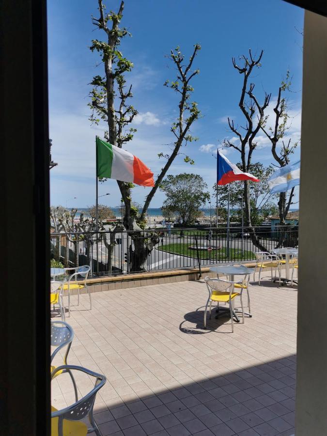 Hotel Ideale Young People Under 40 Rimini Bagian luar foto