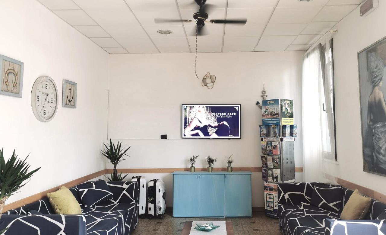 Hotel Ideale Young People Under 40 Rimini Bagian luar foto