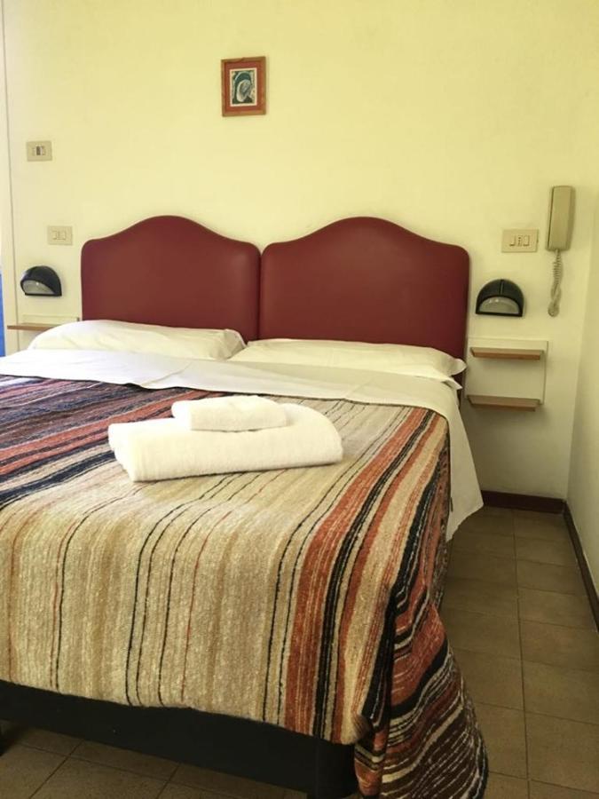 Hotel Ideale Young People Under 40 Rimini Bagian luar foto