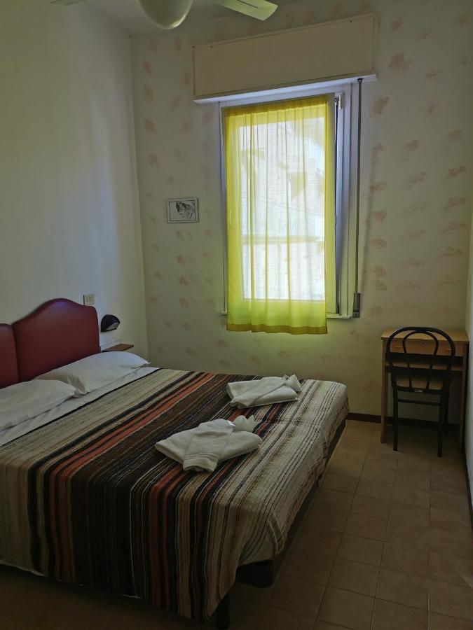Hotel Ideale Young People Under 40 Rimini Bagian luar foto
