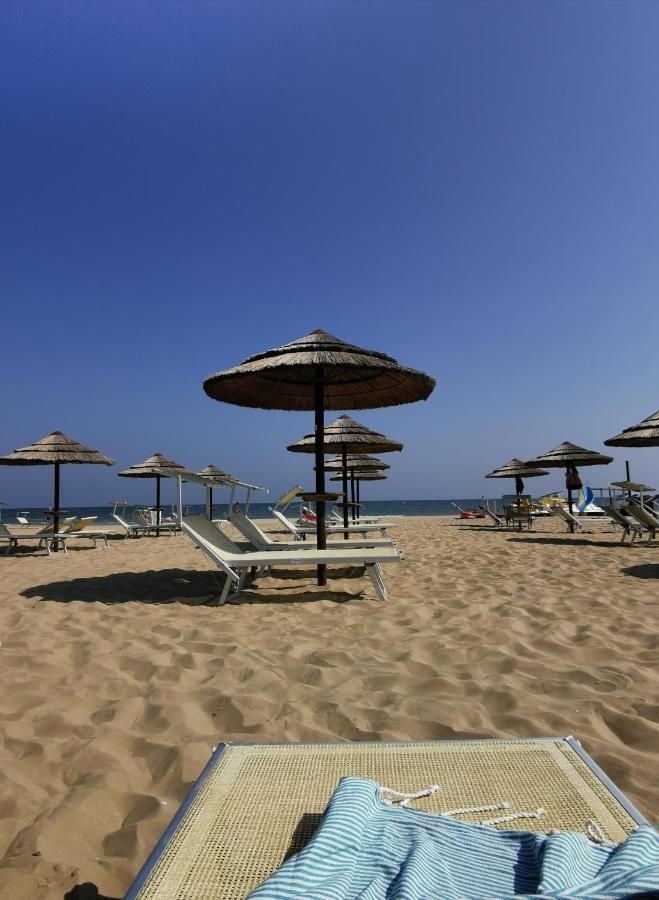 Hotel Ideale Young People Under 40 Rimini Bagian luar foto