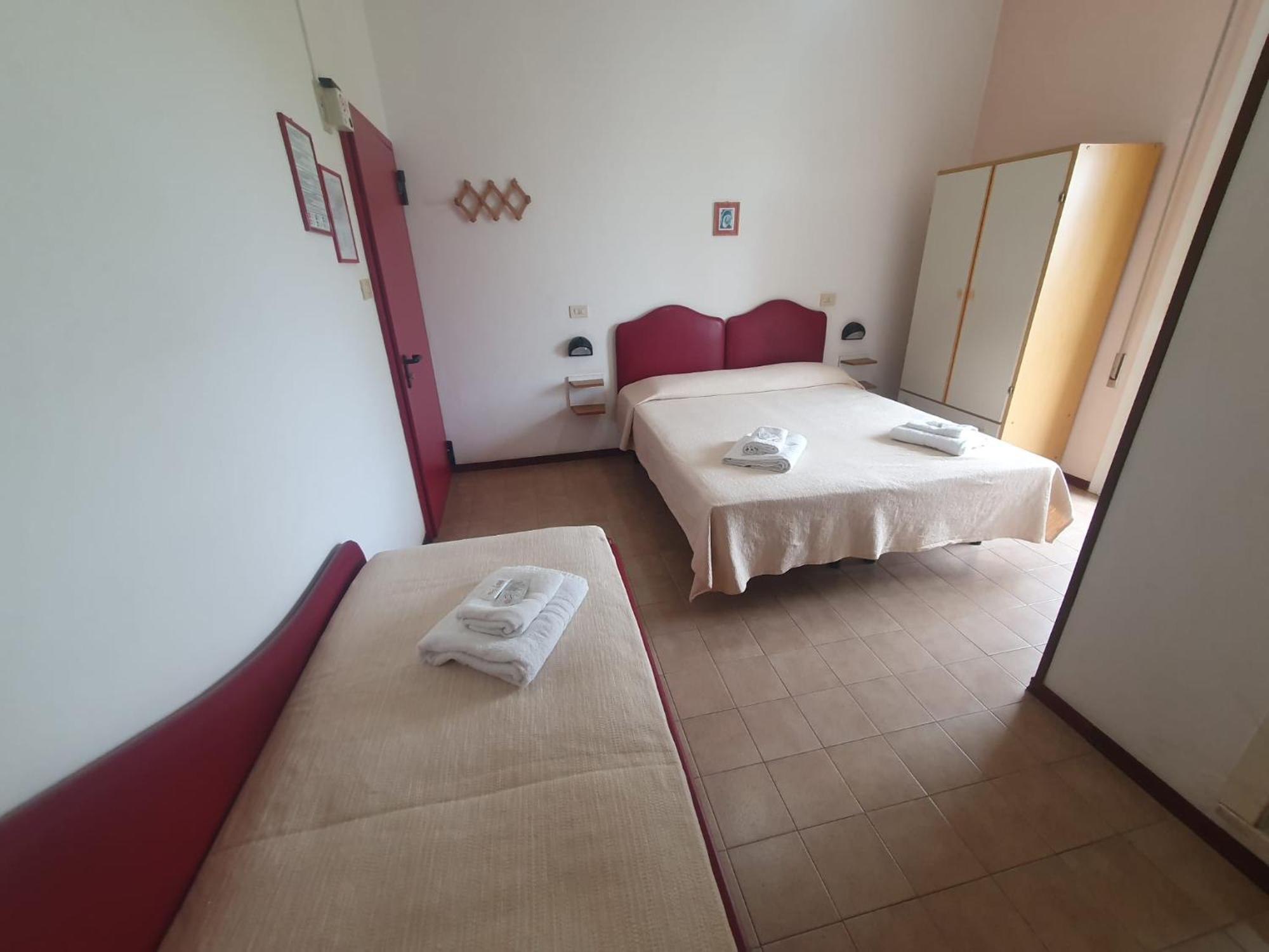 Hotel Ideale Young People Under 40 Rimini Bagian luar foto