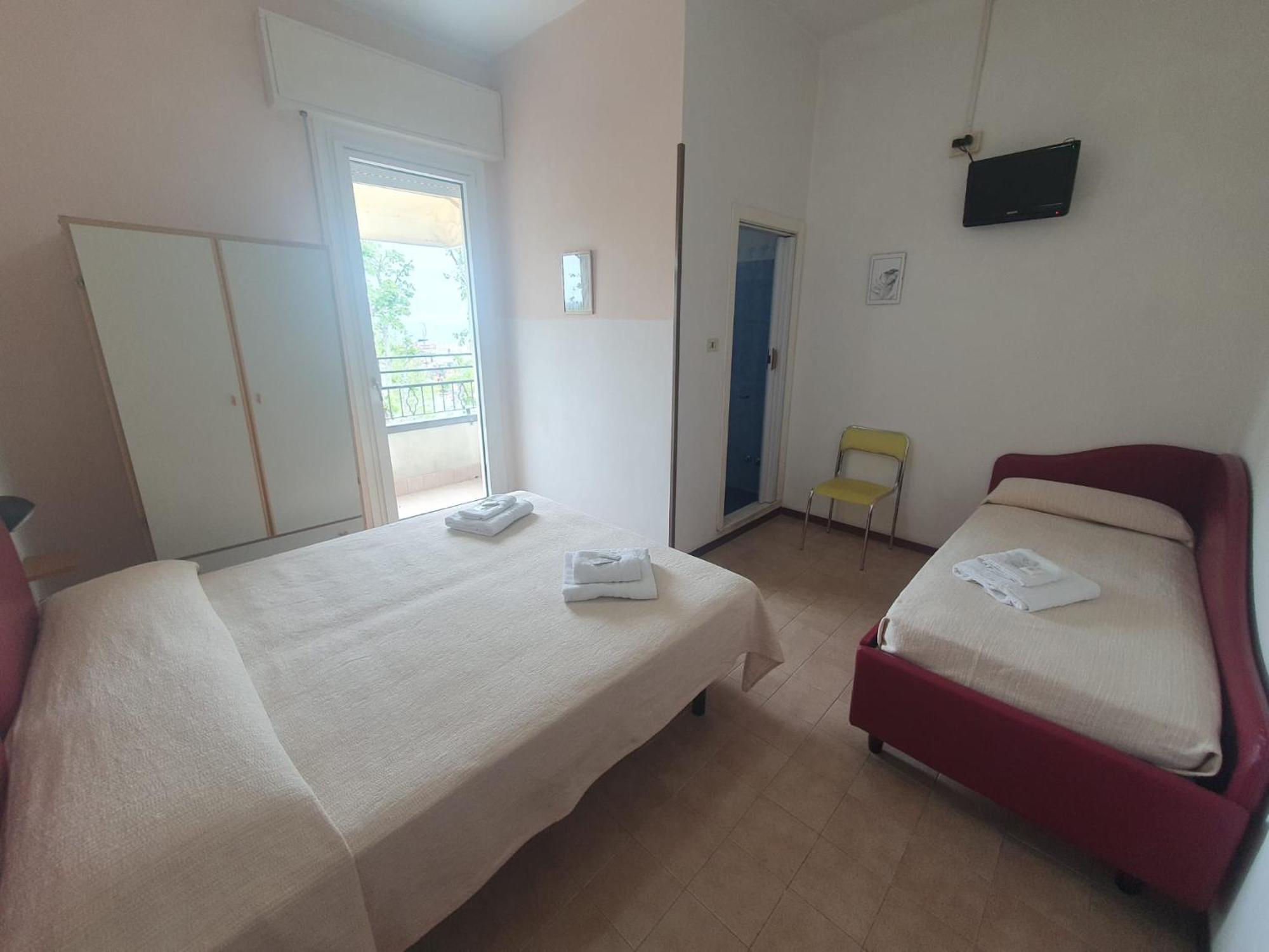 Hotel Ideale Young People Under 40 Rimini Bagian luar foto