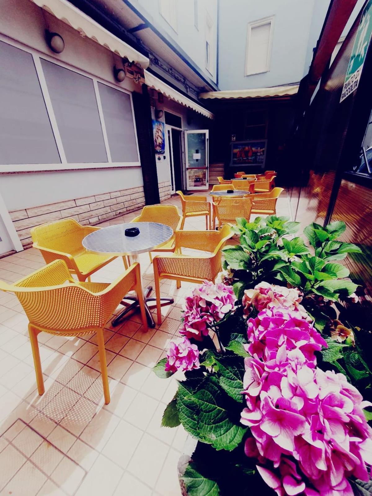 Hotel Ideale Young People Under 40 Rimini Bagian luar foto
