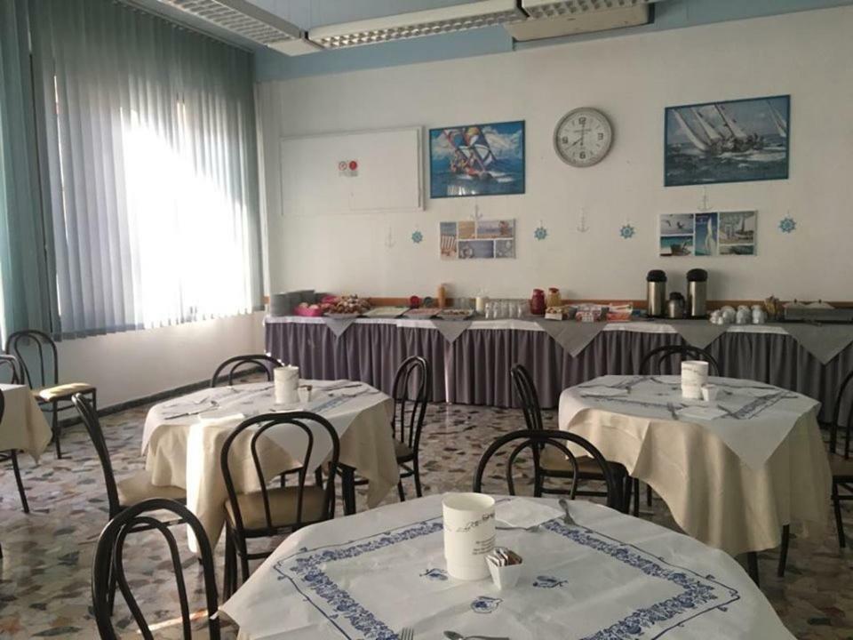 Hotel Ideale Young People Under 40 Rimini Bagian luar foto