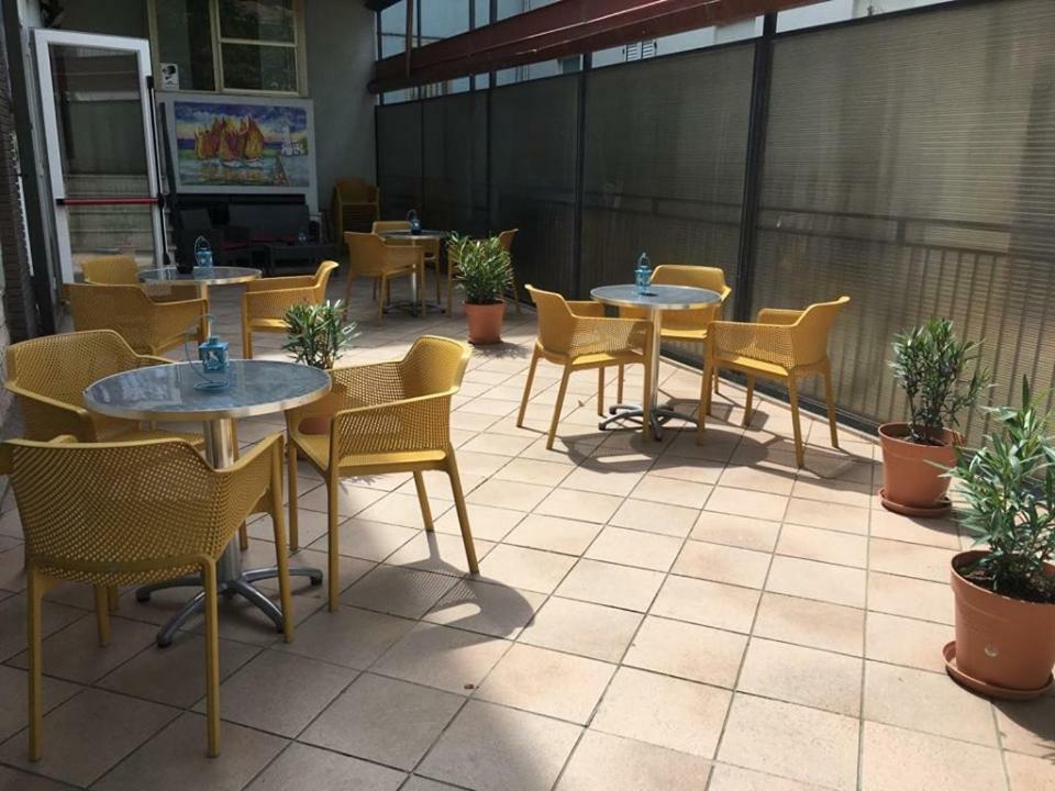 Hotel Ideale Young People Under 40 Rimini Bagian luar foto